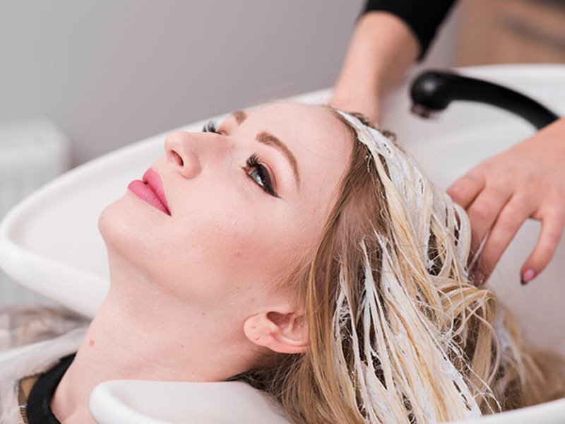 نکاتی که پس از رنگ کردن موهای کم‌ پشت و نازک باید رعایت کنیم